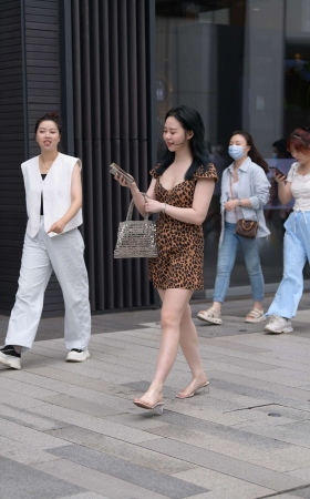 街头抓拍白白净净的豹纹裙荏萋 [23P]
