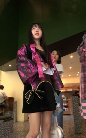 可爱的长腿长发美眉