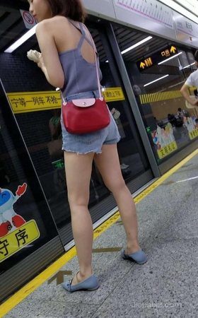4K – 地铁站偶遇到的超正点姑娘 [1.41 GB/MP4]
