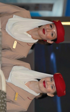 26527-15-78√阿联酋航空空乘-混集 13P
