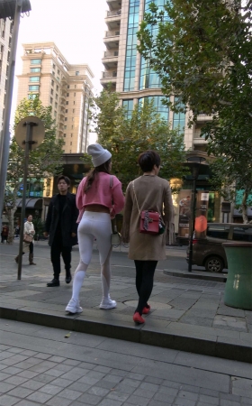极品紧身弹力裤粉衣翘臀美女3