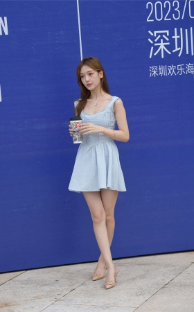 蓝色裙装女子