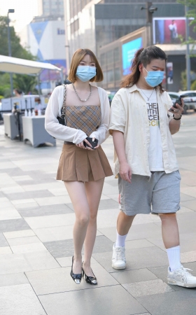 短发超短裙美腿美眉 [19P]