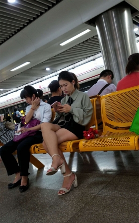 认真看手机的黑热裤