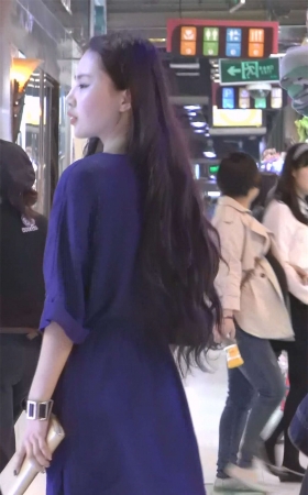 街拍两位丝袜美腿长发美女