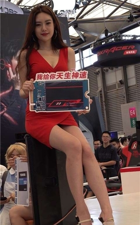 4K 2018CJ展会漂亮的红裙高跟美女 [556 MB]