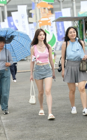 粉色衣服热裤小仙女一枚 [18P]