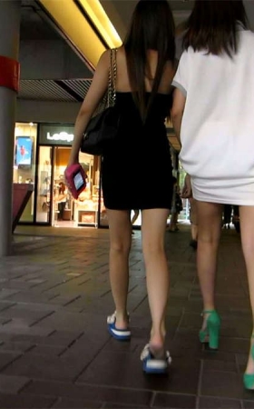 一黑一白两个短裙美眉