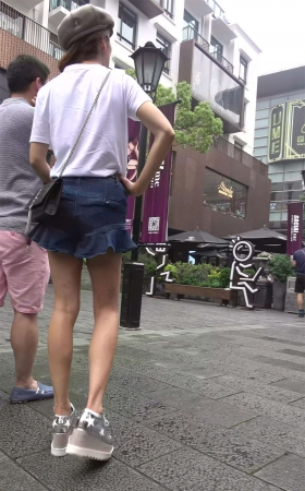 苗条细腿好身材白T恤美女姐姐