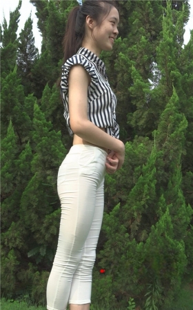 白色紧身裤小妹