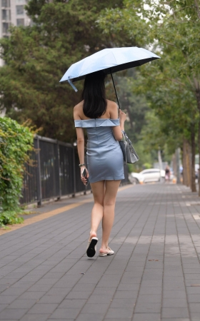 蓝色短裙美女