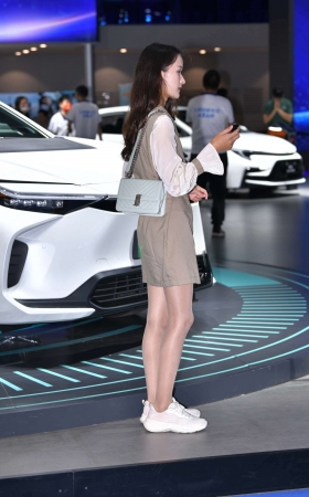 穿运动鞋的亮丝小妹 [23P]