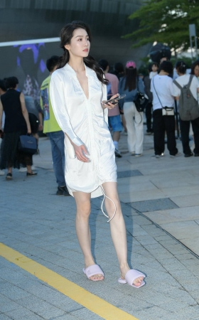 白裙肤白貌美御姐 [19P]