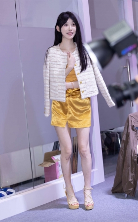 吊带黄裙李依恩
