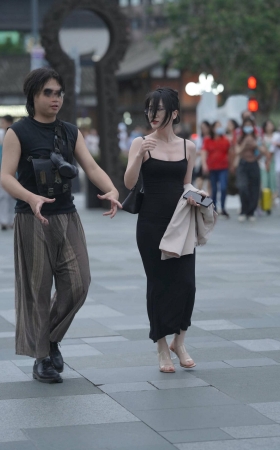 街拍黑色吊带裙眼镜妹~ [20P]