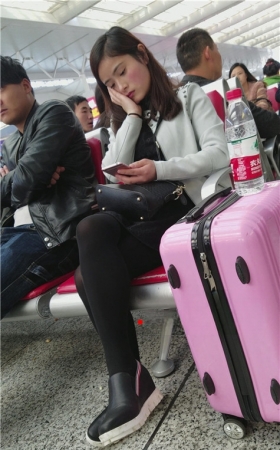 玩手机的黑丝妹子