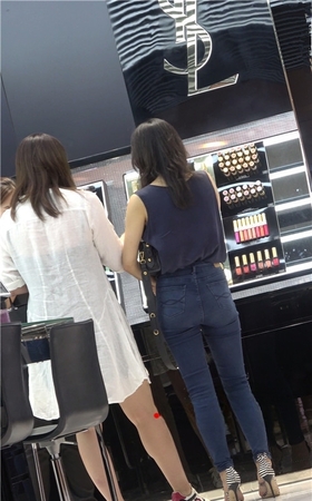 商场里的牛仔裤美女