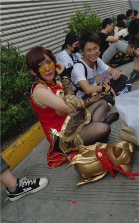 路边休息的coplay黑丝女孩