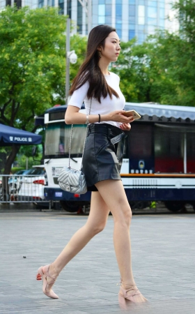 16.8.22 皮裙长腿 [23P]