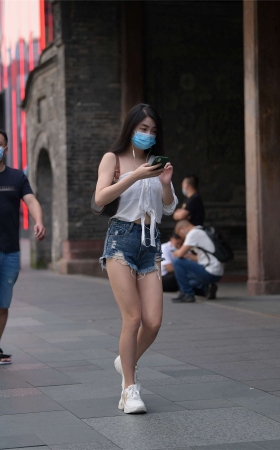 玻璃街拍作品 – 热裤美眉