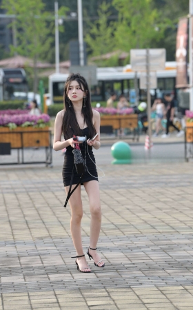 街拍包臀超短裙小姐姐 [19P]