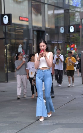 高挑好身材，紧牛小姐姐