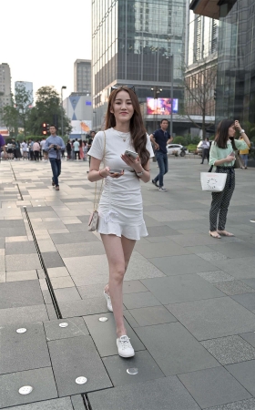 摄霸街拍作品 – 小姐姐的裙子好短耶