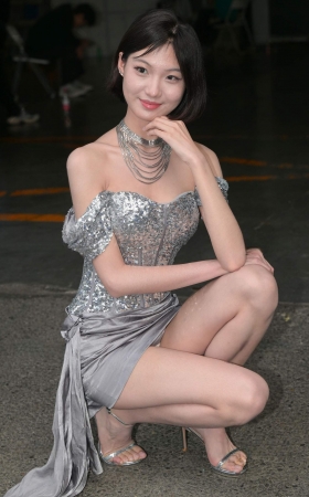 银色短裙小妹 [21P]