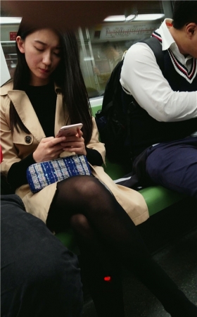 地铁上拍摄黑丝美腿性感女神姐姐