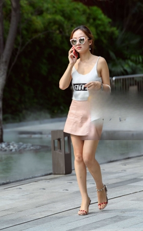 高跟凉鞋吊带短裙墨镜美女 [16P]