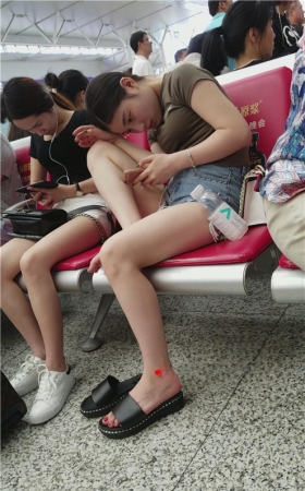 玩手机的美腿小妹
