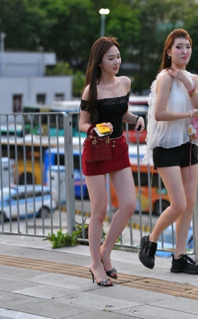 红色超短裙美腿气质小姐姐 [20P]