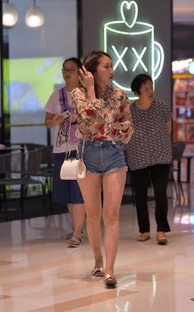 商场内的热裤 [13P]