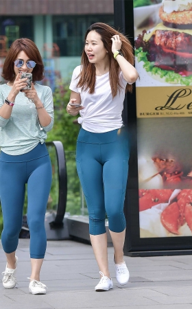左手倒影赛帖：蓝色健美双美臀 [23P]