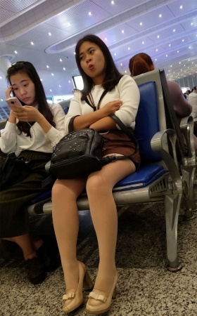车站候车的极品女神褐色短裙肉色丝袜漏袜根