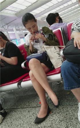 听歌的美腿小姐姐