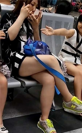 美腿少妇有一对双胞胎女儿