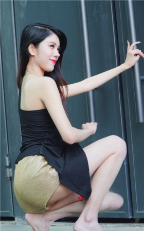 场外的热裤美女