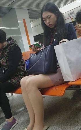 4k-候车室拍摄美腿包臀裙女孩，夹得真紧。