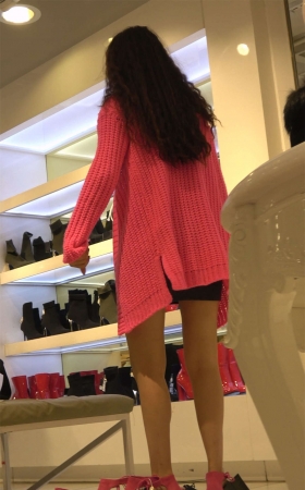 鞋店试鞋子的高跟鞋美女