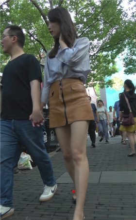 漂亮的棕色皮裙小姐姐