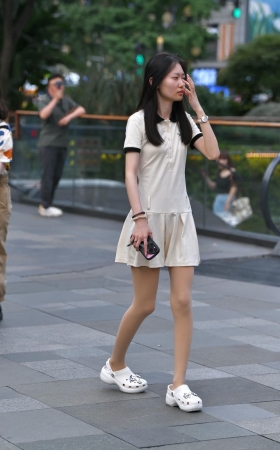 街拍白裙小姐姐 [16P]