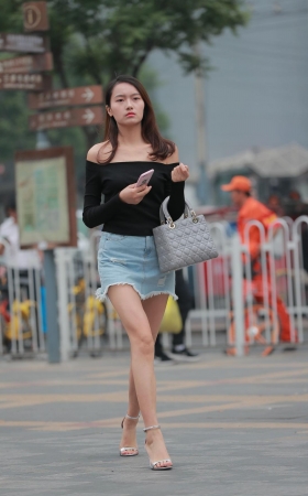 牛仔裙妹子