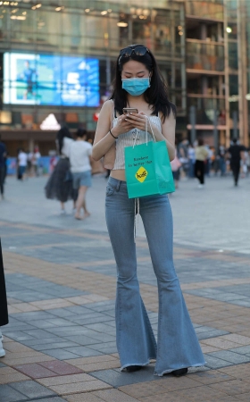 喇叭牛仔裤美女