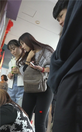 黑裤小姐姐