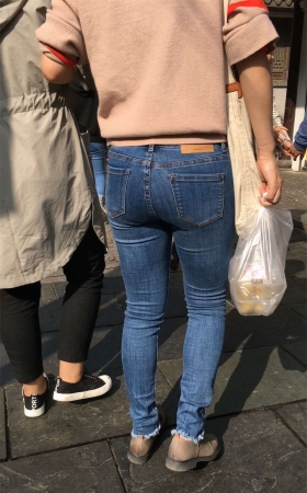丰臀紧身蓝色牛仔裤美眉