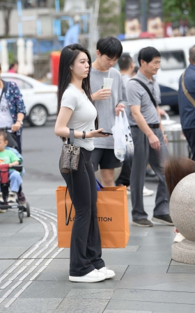 街拍黑长裤好身材小姐姐 [24P]