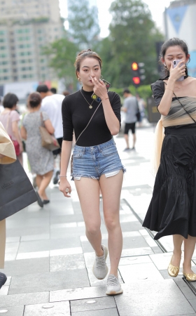 热裤美背