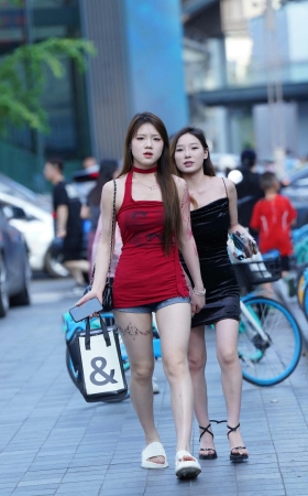 街拍热裤小妹与闺蜜牵手逛街 [18P]