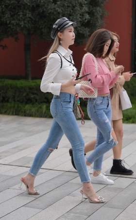甜美，可爱翘臀紧牛小姐姐 [17P]